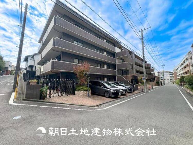 外観 【外観写真】表現された空間はたくさんの光を浴び、風を感じ、暮らしの時間を豊かにしてくれます。デザインされた空間と競い合うかのような充実した建物と共に大切な家族の思い出を刻んでいきます。