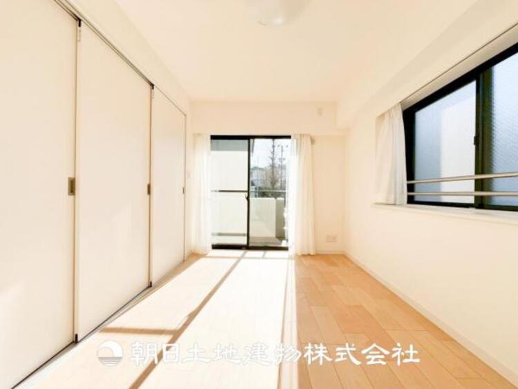 内装 【居室】爽やかな空間演出とセンス良く纏められた室内は良質な寛ぎ空間。そこで暮らす大切な人達のことを考え造りこんだ空間は日々の生活に安らぎを与えてくれます。