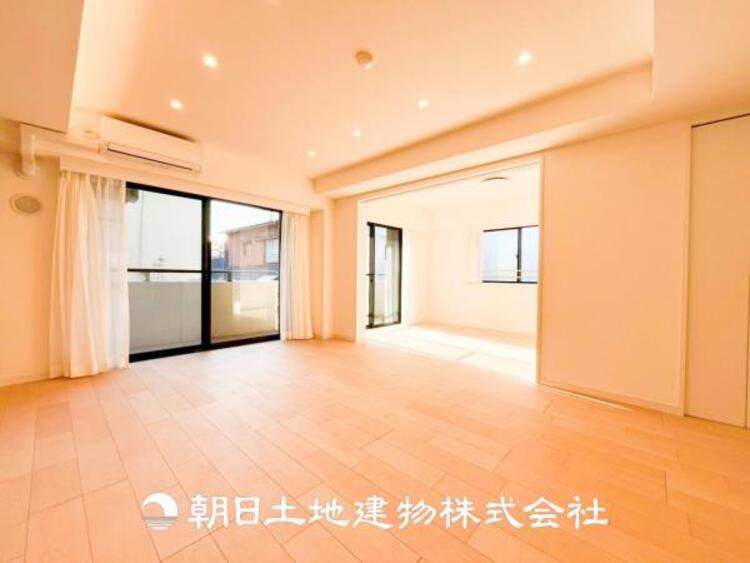 居間 【リビング】リビングにはみんなが集い、食事や楽しい会話が始まる。話に夢中になりすぎて、ついつい時を忘れてしまう。そんな束の間の幸せを感じさせてくれる場所。お子様の勉強スペースとしても活用できます。