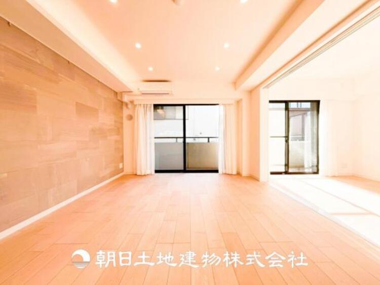 居間 【リビング】大切なご家族、招いた友人と過ごすひと時を溢れる光が優しく包み込む空間。大切な人とともに、心穏やかに過ごすひととき。家族との時間、自分の時間を大切にできる空間を作りました。