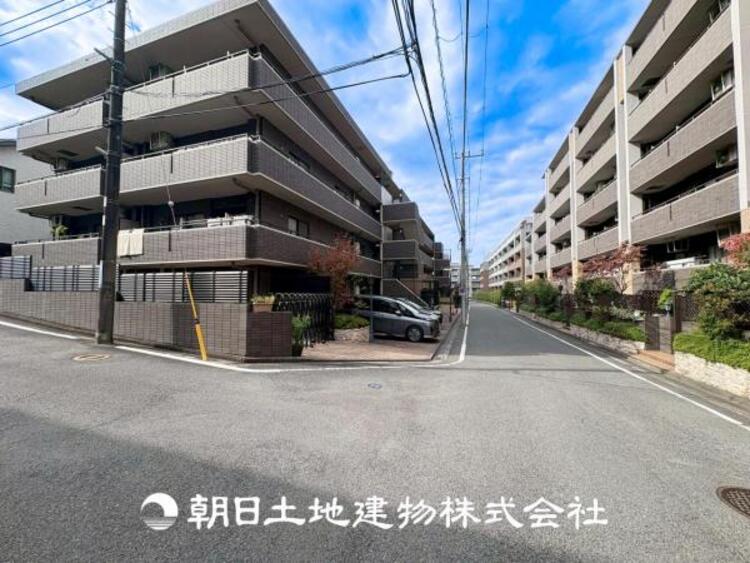 外観 【前面道路】前面は広々とした道路で開放的です♪