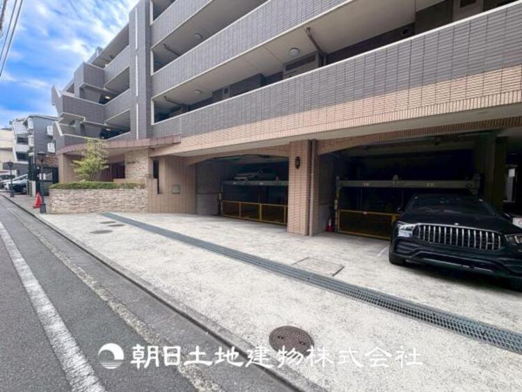 外観 【外観写真】家族の色を映し出す洗練された邸宅は、ずっと輝き続けながらいつしか街の風景に溶け込んでいきます。