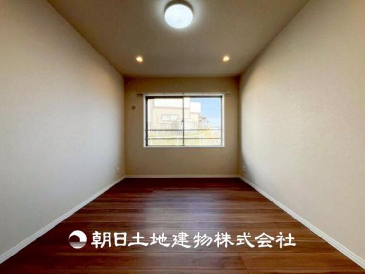 内装 【居室】爽やかな空間演出とセンス良く纏められた室内は良質な寛ぎ空間。そこで暮らす大切な人達のことを考え造りこんだ空間は日々の生活に安らぎを与えてくれます。