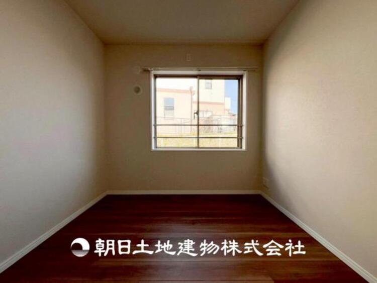 内装 【居室】大切な家族一人ひとりの大切な個別空間。趣味・感性で個性的に飾って頂けるようシンプルに仕上げてあります。自分時間を充実させながら心豊かなひとときを過ごすための大切な空間。