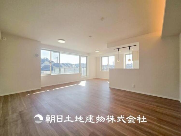 居間 【リビング】大切なご家族、招いた友人と過ごすひと時を溢れる光が優しく包み込む空間。大切な人とともに、心穏やかに過ごすひととき。家族との時間、自分の時間を大切にできる空間を作りました。