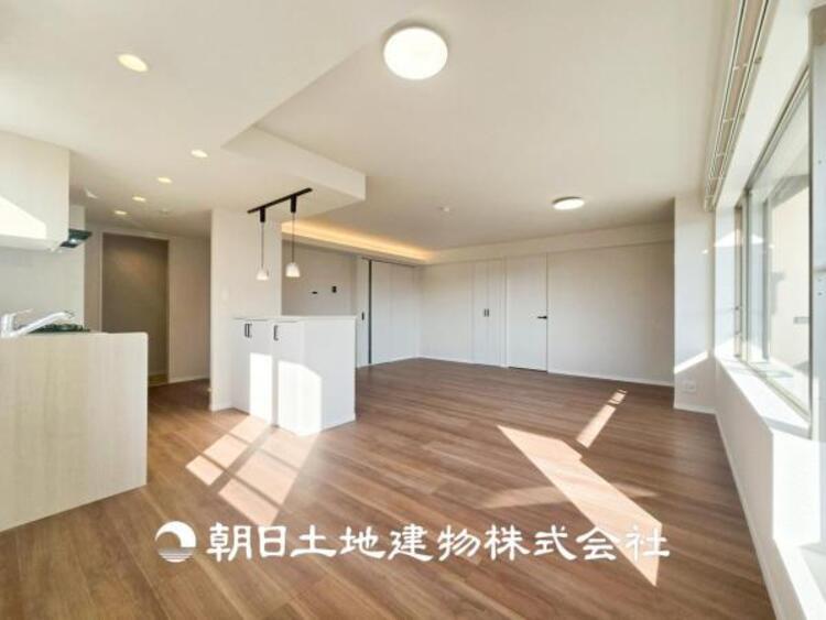 居間 【リビング】開放的で明るい空間が広がるLDK。リビングには暖かな太陽が降り注ぎ、爽やかな住空間です。お友達を呼んでお茶をしたり、一緒に料理を楽しみながら楽しい時間を。