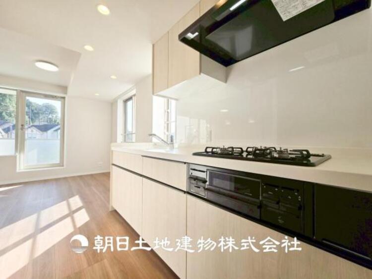 キッチン 【キッチン】住宅の主役でもあり、日常生活を過ごす上で重要な水回りでもあるからこそ機能性・デザイン性に拘りました。お掃除のしやすいシステムキッチンを設置しました。