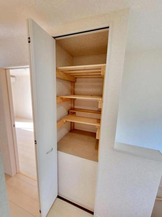 周辺 【2階廊下収納】