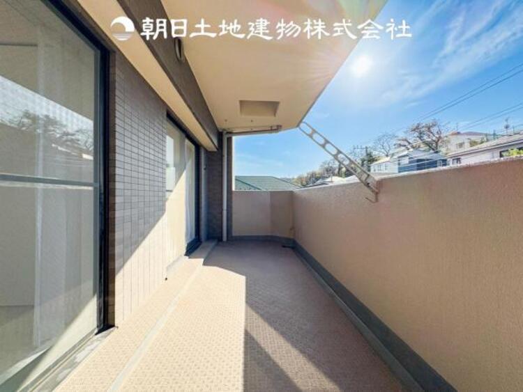 バルコニー 太陽に愛された家。陽当り・通風に優れた魅力的で快適さを追求した住宅です。