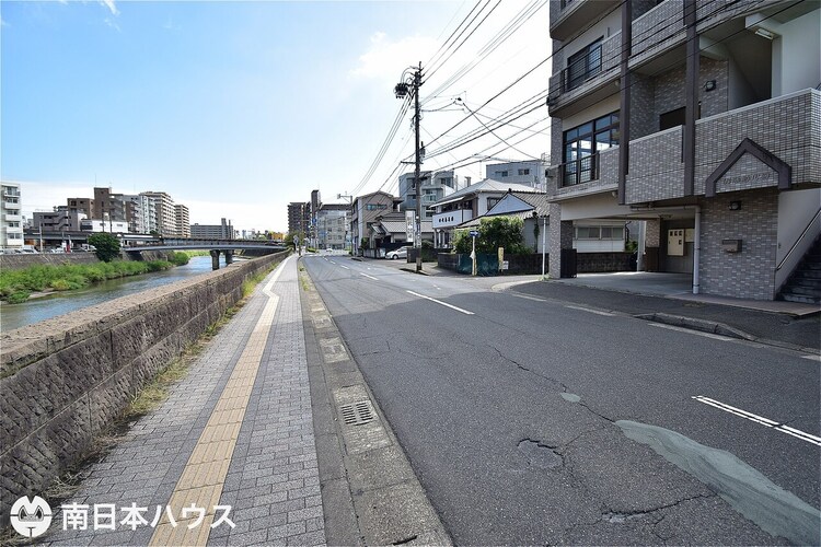 外観 【前面道路】東向きの前面道路幅は約12ｍと広々です♪