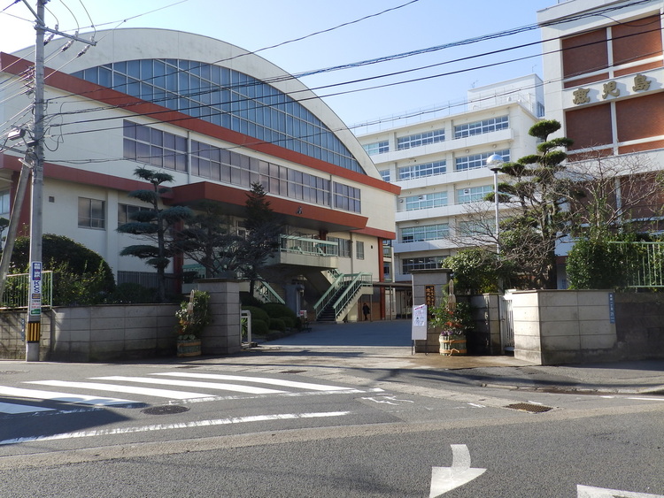 周辺 鹿児島高等学校校訓克己・謙虚・礼節教育目標建学の精神に基づき、心豊かな人格の完成を目指し、国家及び社会の発展に寄与する有為な人材を育成する。 徒歩 約3分（約230m）