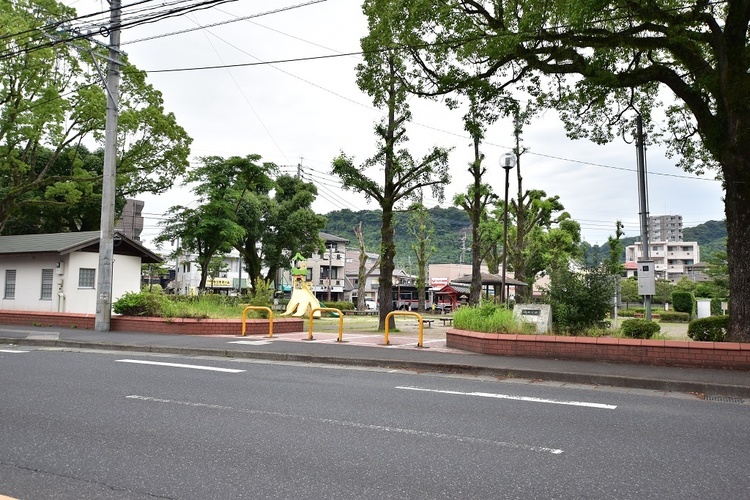 周辺 【城西公園】鹿児島市薬師1丁目にある公園です。テニスコート、トイレ、遊具あり 徒歩 約6分（約440m）