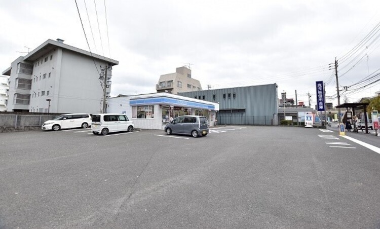 周辺 【ローソン鹿児島薬師一丁目店】鹿児島市薬師1丁目にあるコンビニです。サービス・設備　ATM、お酒、タバコ、FAX、コピー、写真プリント、MACHI cafe、Wi-Fi、… 徒歩 約6分（約460m）