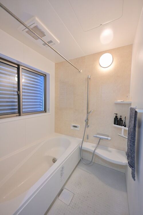 風呂 広々1坪サイズのシステムバス。便利な浴室乾燥機付き