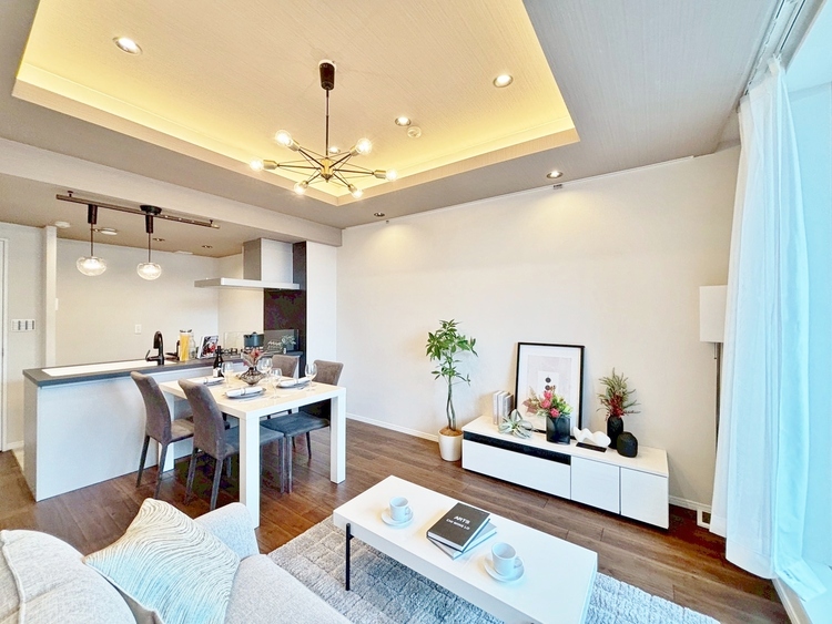 居間 居心地の良い空気感は、暮らしのステージを彩り、心からのやすらぎと満足感を与えてくれます。