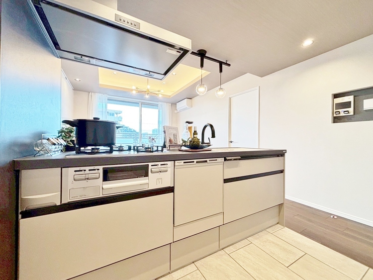 キッチン スマートな意匠と充実の機能を備えたキッチンが、暮らしにおいしい彩りを添えます。