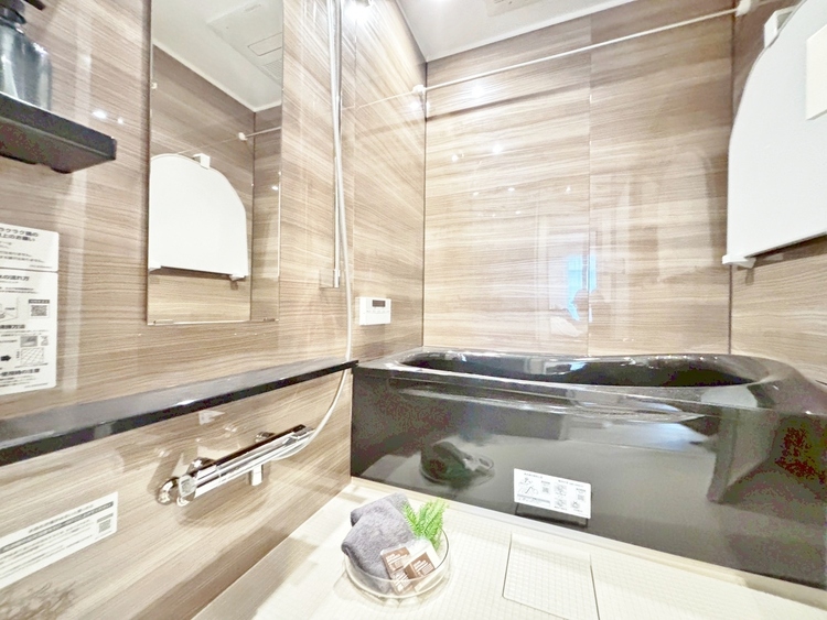 風呂 一日の疲れを癒すバスルームは、心地よいリラックスを叶える清潔感溢れる空間です。