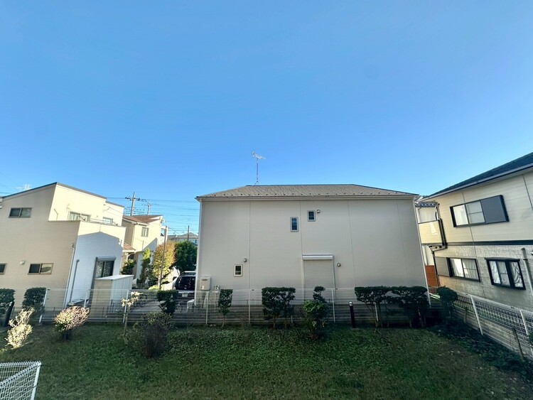 バルコニー 窓を開けると広がる青空。心をリフレッシュして日々を過ごしていきましょう。