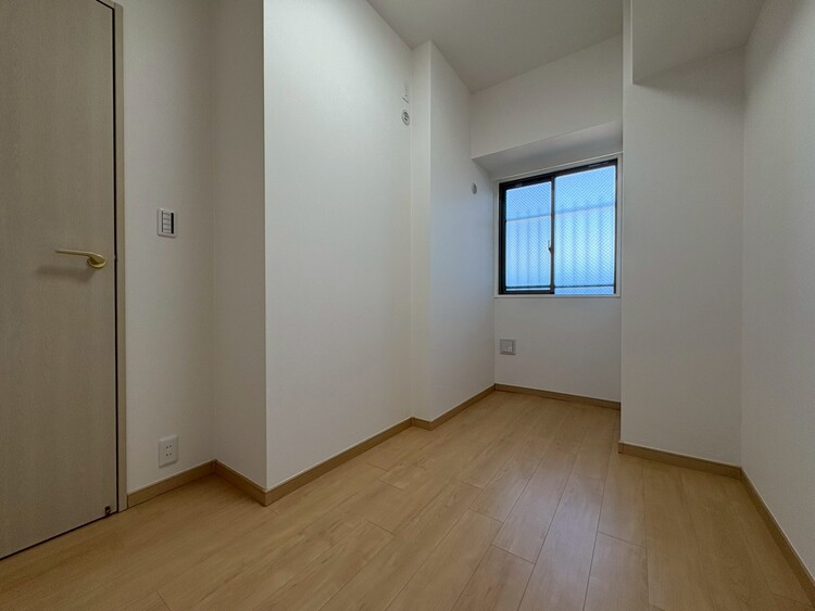 寝室 ベッドも十分に設置するスペースがあります。