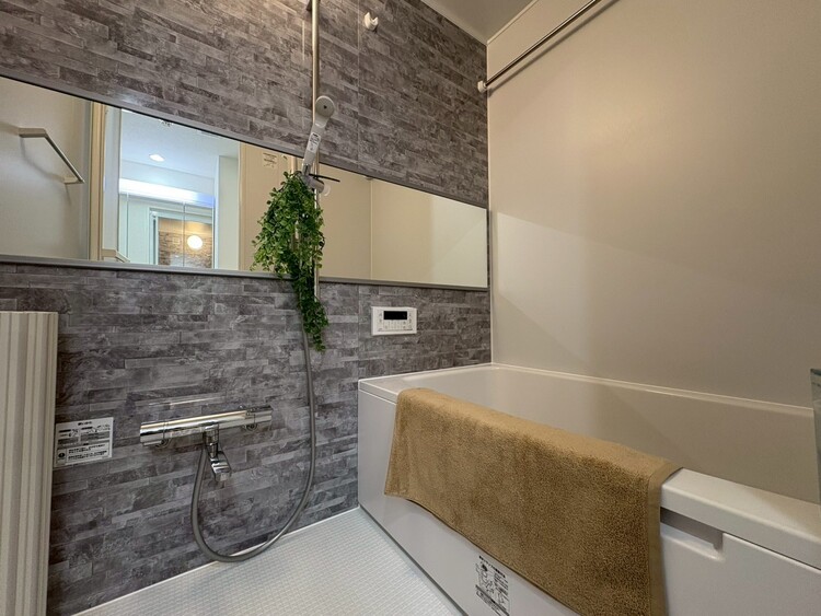 風呂 一日の疲れを癒すバスルームは、心地よいリラックスを叶える清潔感溢れる空間です。