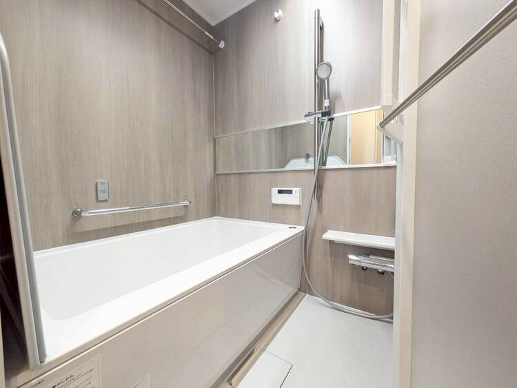 風呂 一日の疲れを癒すバスルームは、心地よいリラックスを叶える清潔感溢れる空間です。