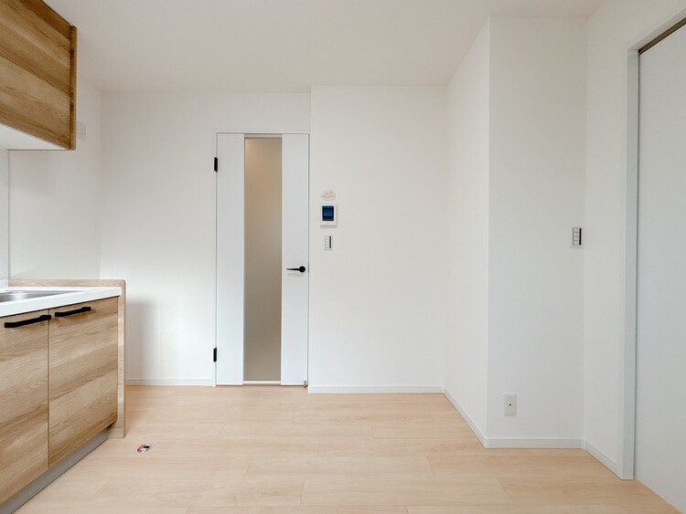 居間 飾り過ぎないシンプルな内装と偏り過ぎないデザインで統一しました。