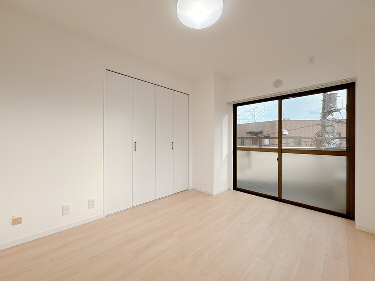 寝室 ベッドも十分に設置するスペースがあります。