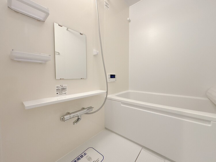 風呂 一日の疲れを癒すバスルームは、心地よいリラックスを叶える清潔感溢れる空間です。