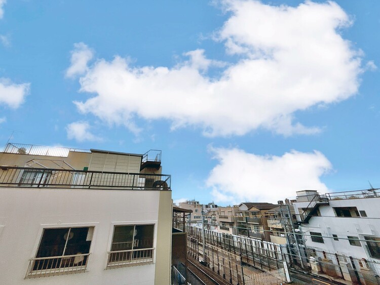 バルコニー 窓を開けると広がる青空。心をリフレッシュして日々を過ごしていきましょう。
