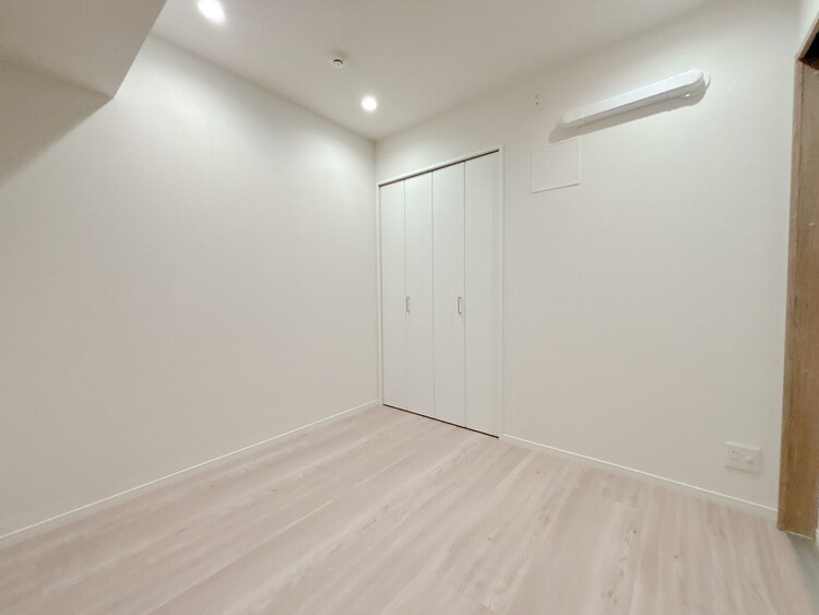 寝室 ベッドも十分に設置するスペースがあります。