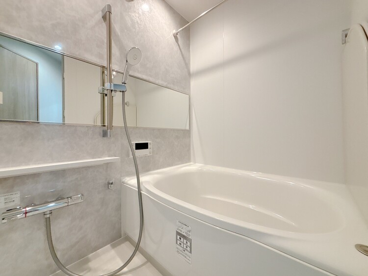 風呂 一日の疲れを癒すバスルームは、心地よいリラックスを叶える清潔感溢れる空間です。