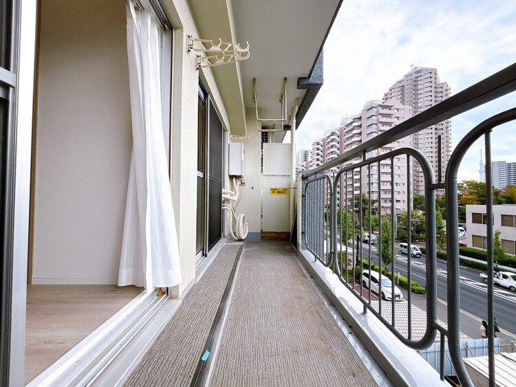 バルコニー 暮らしの中で、光と風を演出してくれるバルコニー。