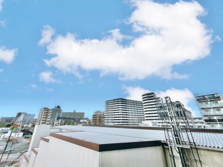 バルコニー 窓を開けると広がる青空。心をリフレッシュして日々を過ごしていきましょう。