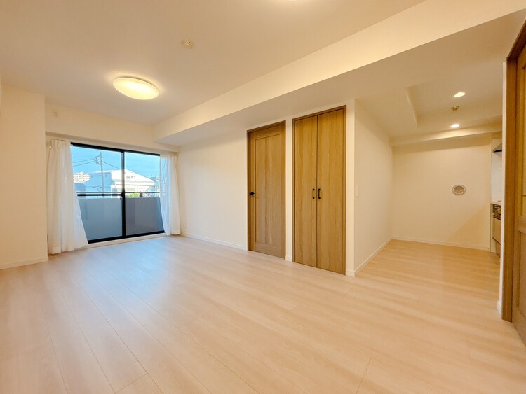 居間 忙しく過ぎゆく日常を置き去るほど、ゆったりした時間が流れるリビング。