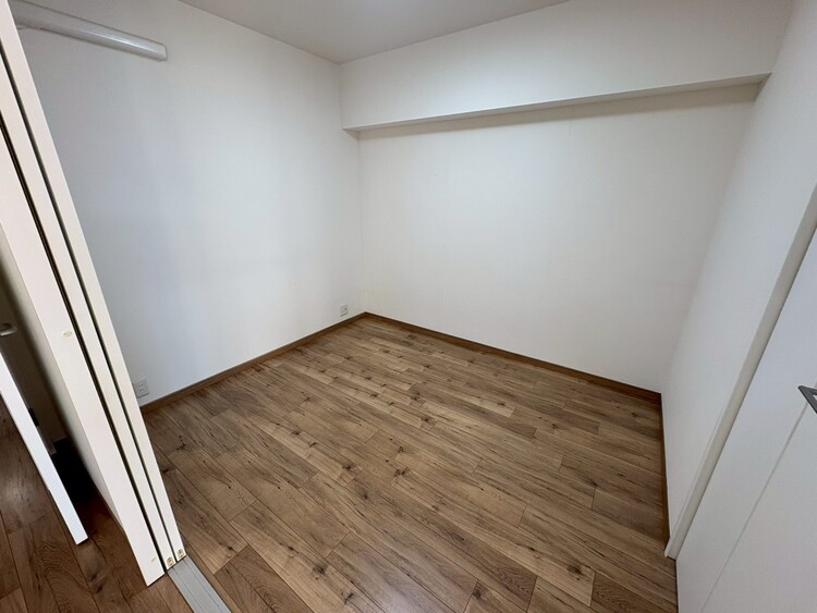 寝室 ベッドも十分に設置するスペースがあります。