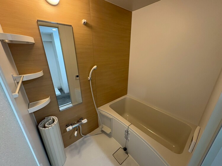 風呂 一日の疲れを癒すバスルームは、心地よいリラックスを叶える清潔感溢れる空間です。