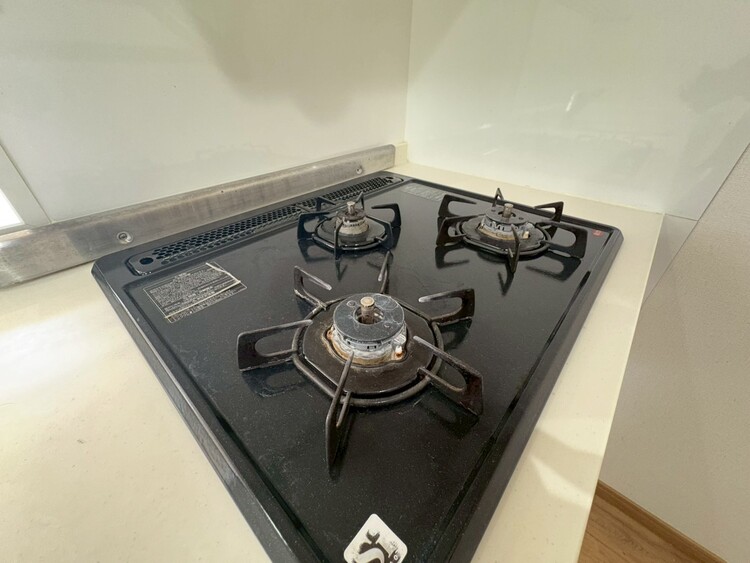 設備 3口コンロでお料理の効率もアップ。