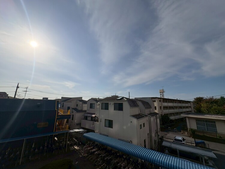 バルコニー 窓を開けると広がる青空。心をリフレッシュして日々を過ごしていきましょう。