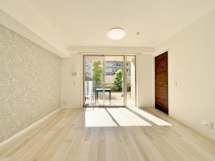 居間 忙しく過ぎゆく日常を置き去るほど、ゆったりした時間が流れるリビング。