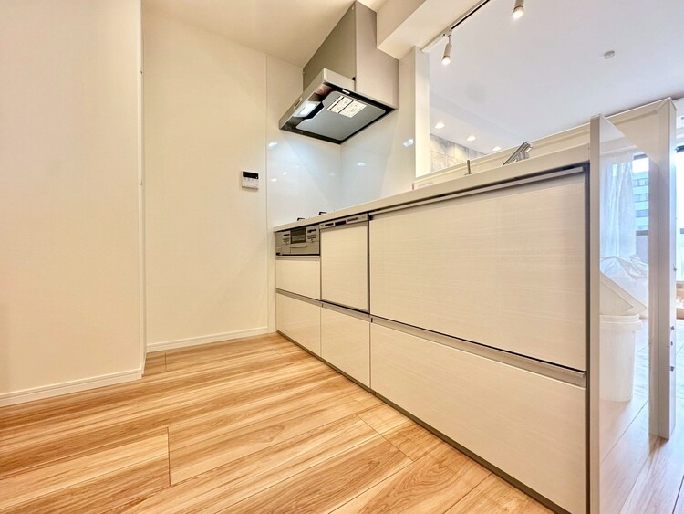 キッチン スマートな意匠と充実の機能を備えたキッチンが、暮らしにおいしい彩りを添えます。