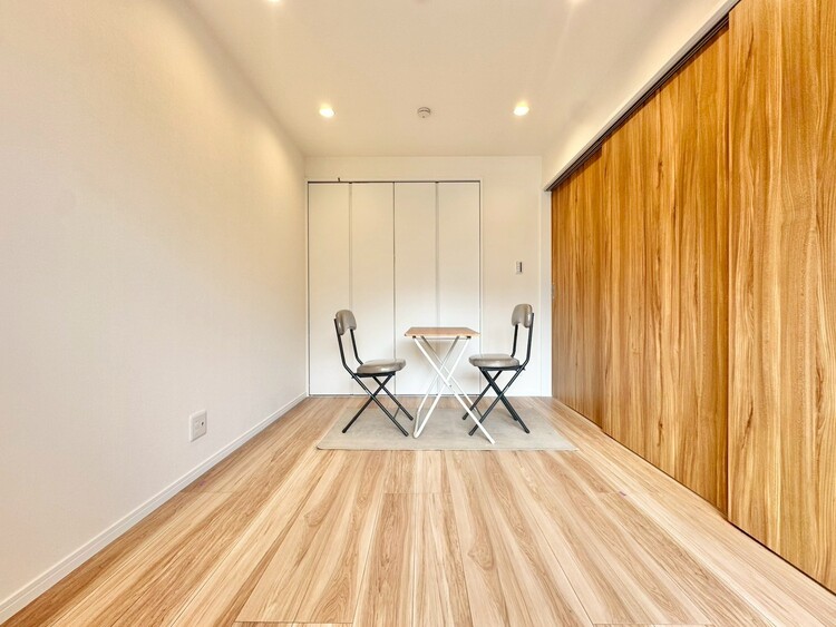 寝室 ベッドも十分に設置するスペースがあります。