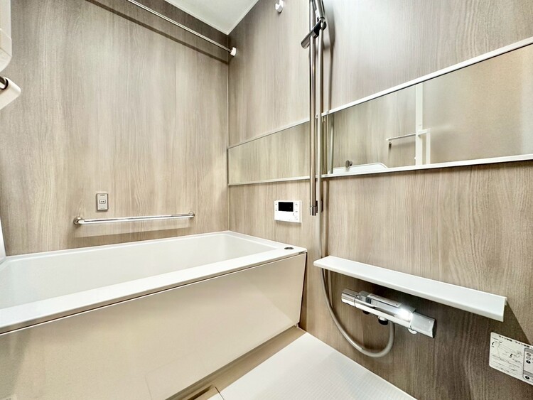 風呂 一日の疲れを癒すバスルームは、心地よいリラックスを叶える清潔感溢れる空間です。