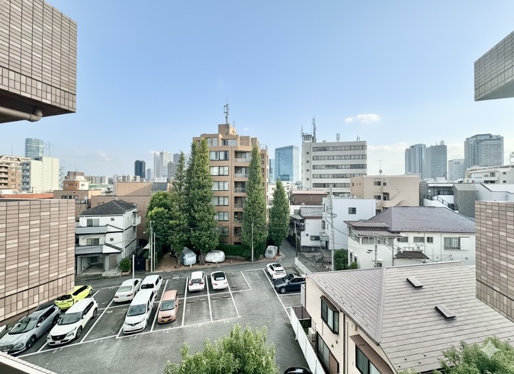 バルコニー 窓を開けると広がる青空。心をリフレッシュして日々を過ごしていきましょう。