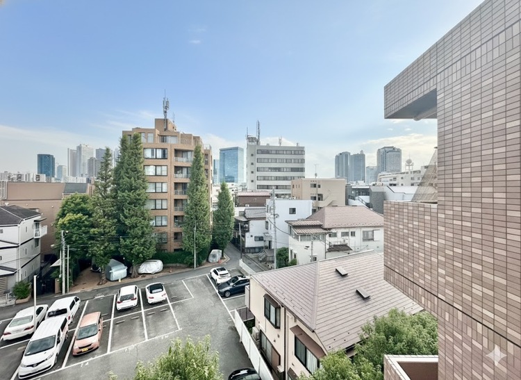 バルコニー 頬をなでる、優しい風を感じることが出来ます。