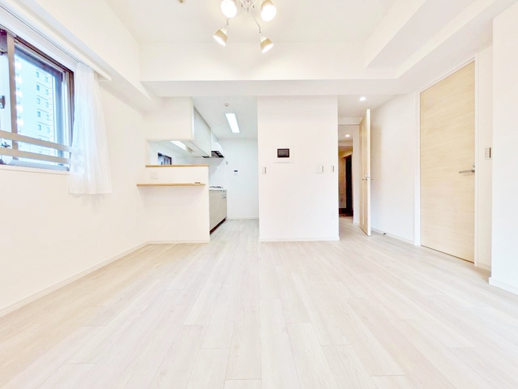 居間 忙しく過ぎゆく日常を置き去るほど、ゆったりした時間が流れるリビング。