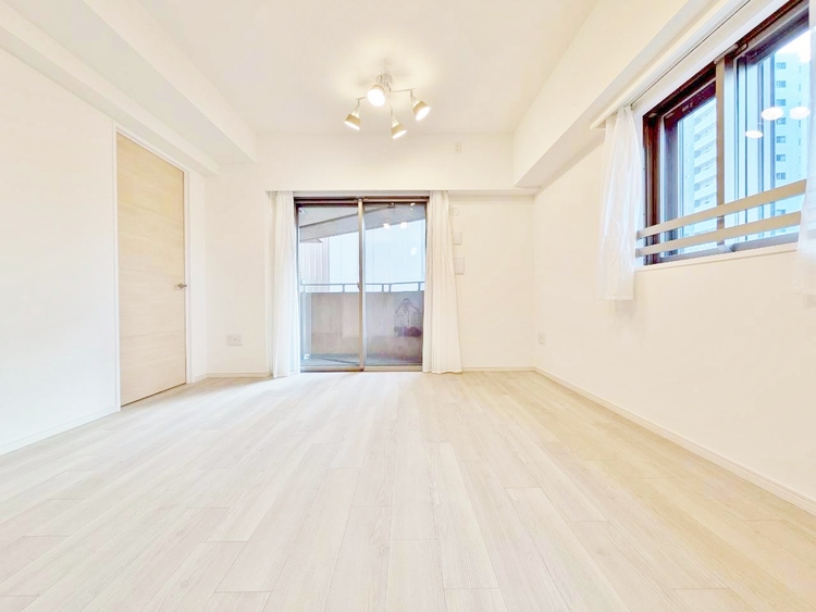 居間 居心地の良い空気感は、暮らしのステージを彩り、心からのやすらぎと満足感を与えてくれます。