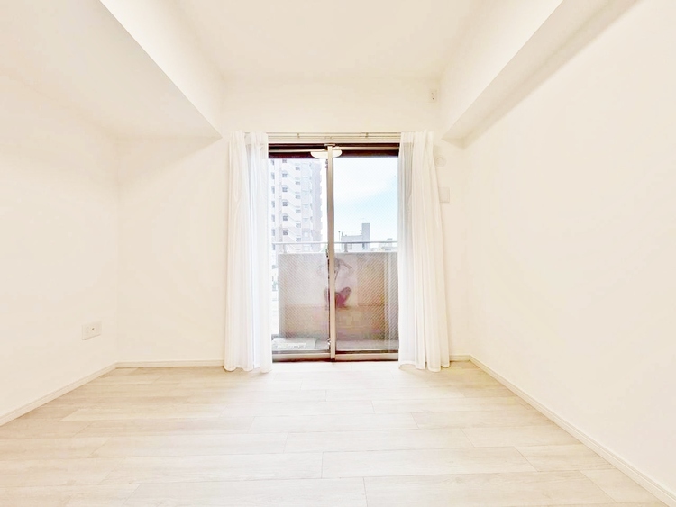 寝室 ベッドも十分に設置するスペースがあります。