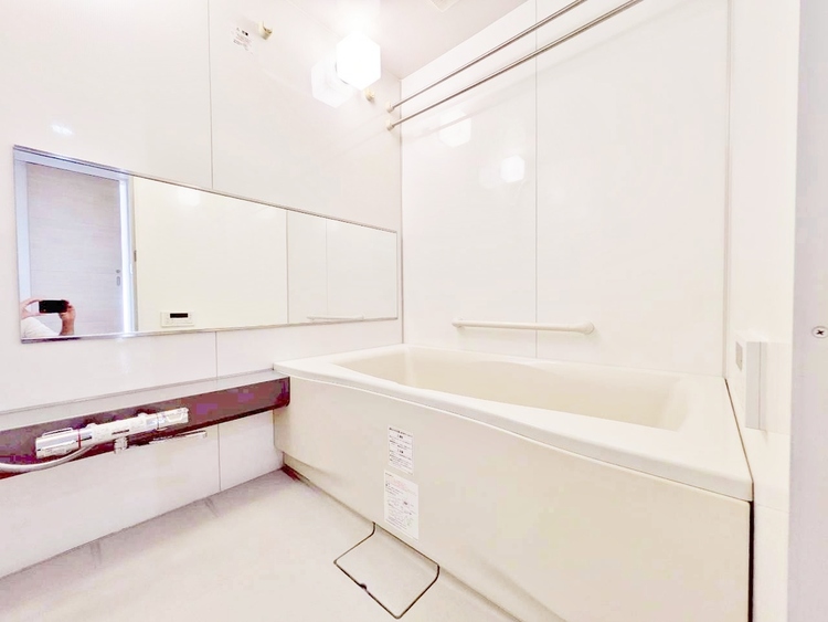 風呂 一日の疲れを癒すバスルームは、心地よいリラックスを叶える清潔感溢れる空間です。