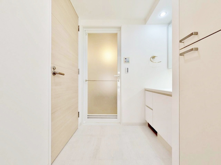 洗面 清潔感と心地よさを重視した、上質感漂うパウダールーム。