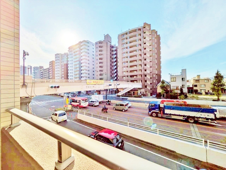 バルコニー 窓を開けると広がる青空。心をリフレッシュして日々を過ごしていきましょう。